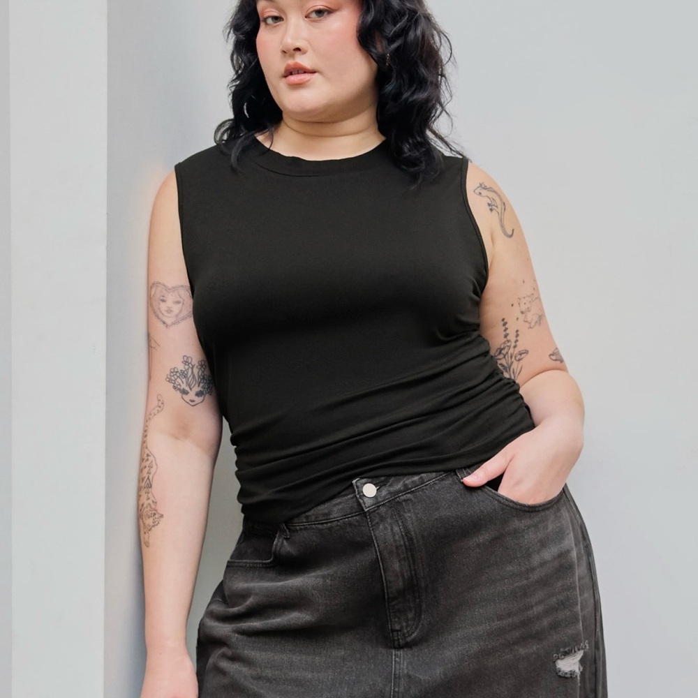 Sleeveless Runched Crop Tank
